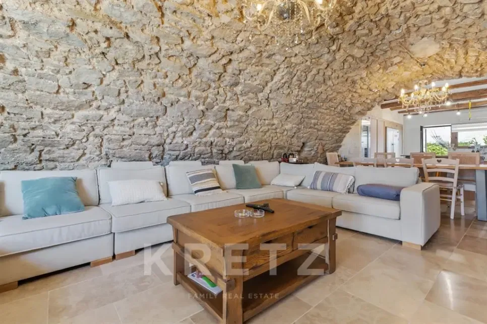 Elutuba - Rustic Estate with 3 Gites in Pierrevert