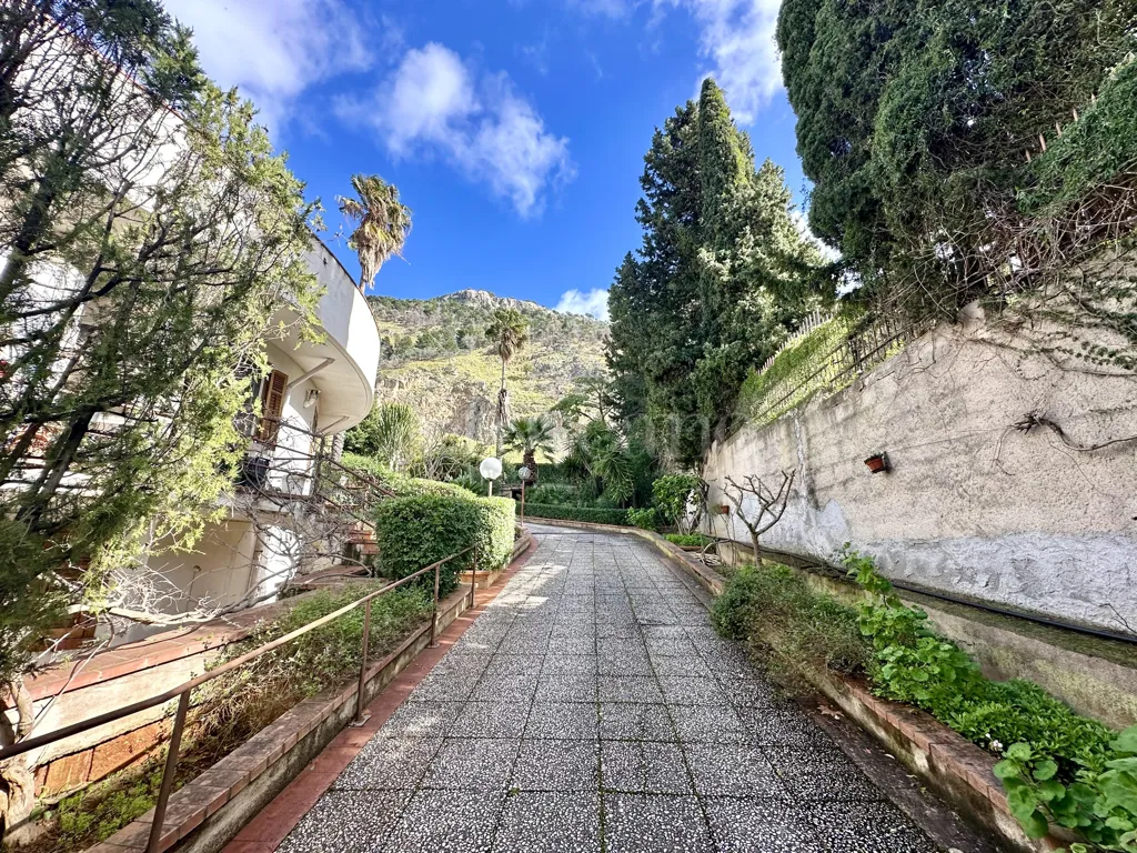 Välivaade - Luxury Villa with Circular Design in Palermo