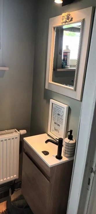 Salles de bain - Villa Spacieuse avec Jardin dans un Quartier Résidentiel