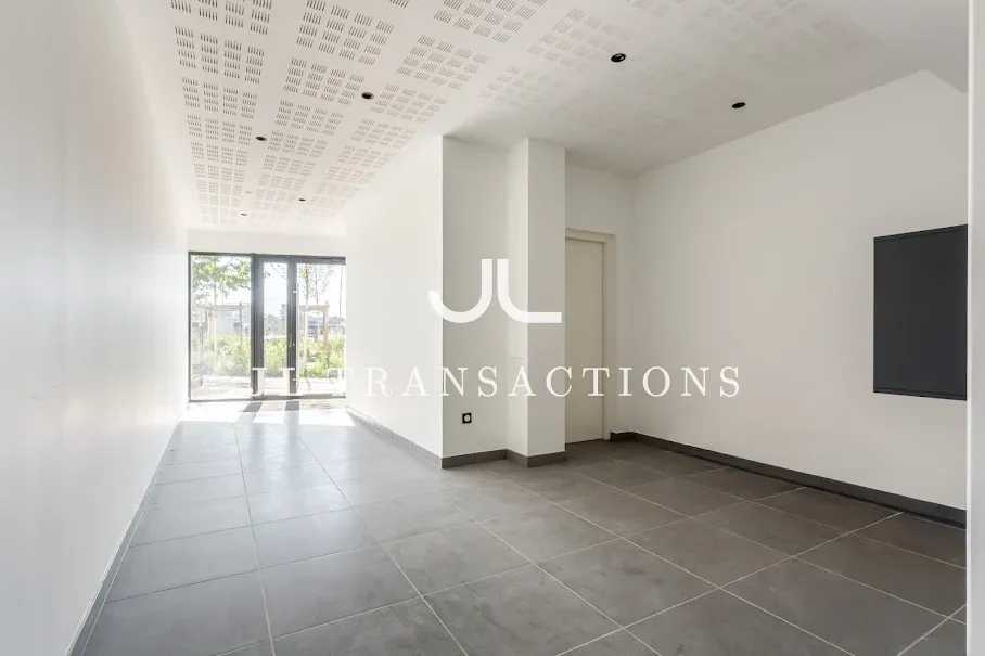 Esik - Spacious 5-Piece Apartment with Terrace in Bordeaux