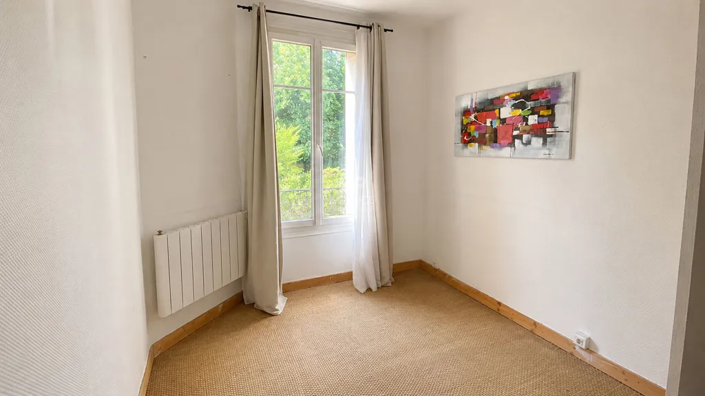 Rooms - Charming 2-Bed Flat with Garden View in Chaville