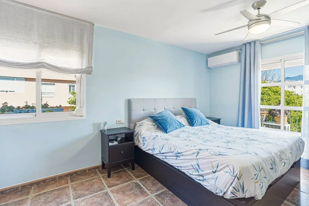 Chambres - Corner Semi-detached with Pool in Las Lagunas