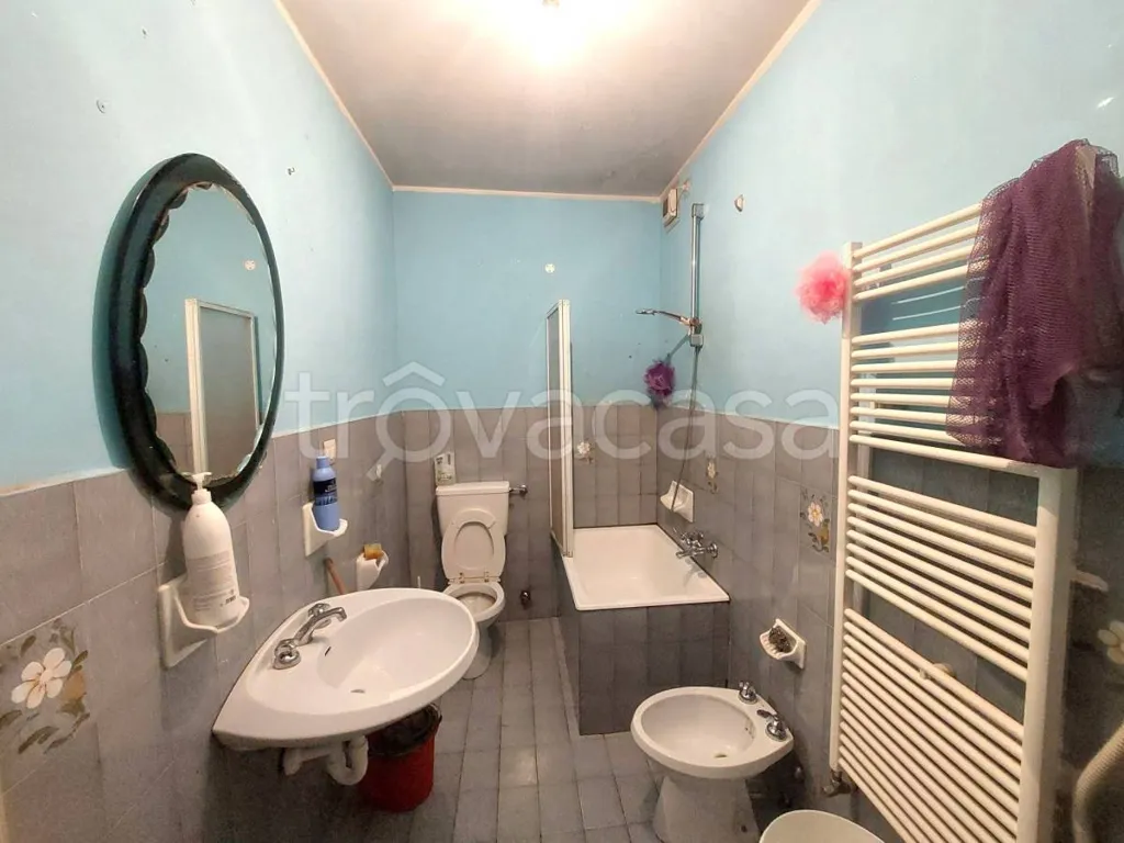 Salles de bain - Rented Apartment with Balcony on Corso Piemonte, Saluzzo