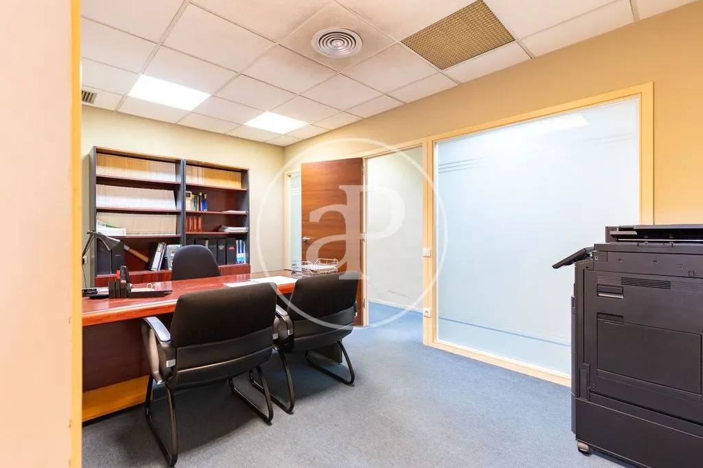 Bureau - Luxury Townhouse with Pool in Sabadell Centre