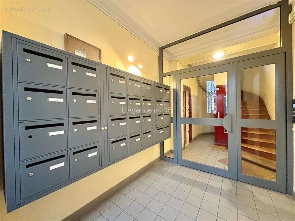 Esik - Studio with Lift in Dupleix, Paris