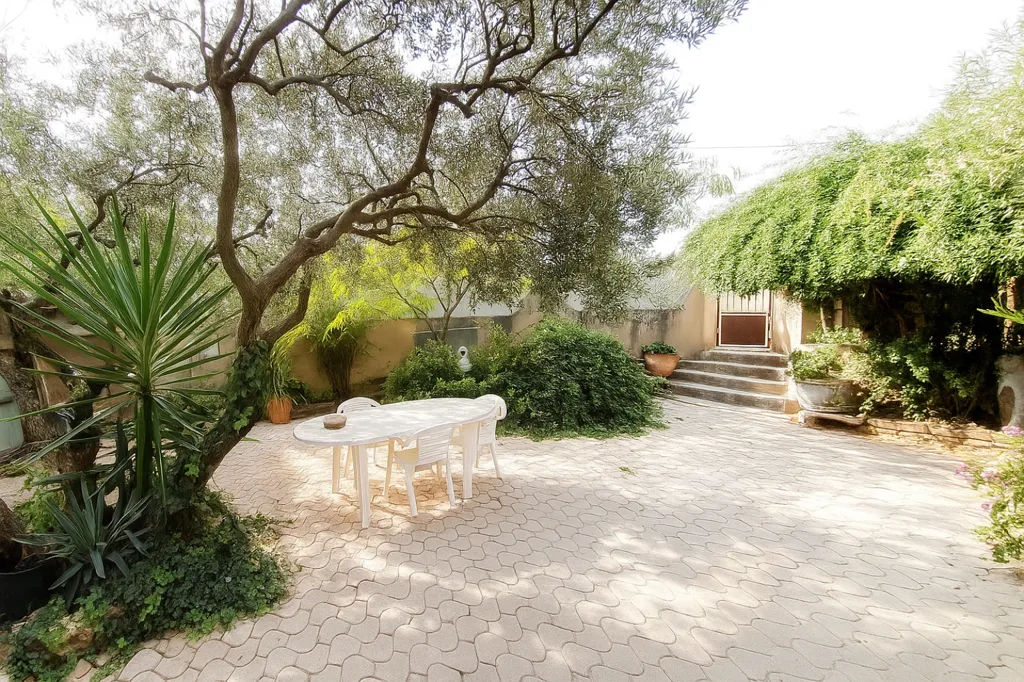 Terrasse - Maison avec Studio Indépendant au Calme à Robion