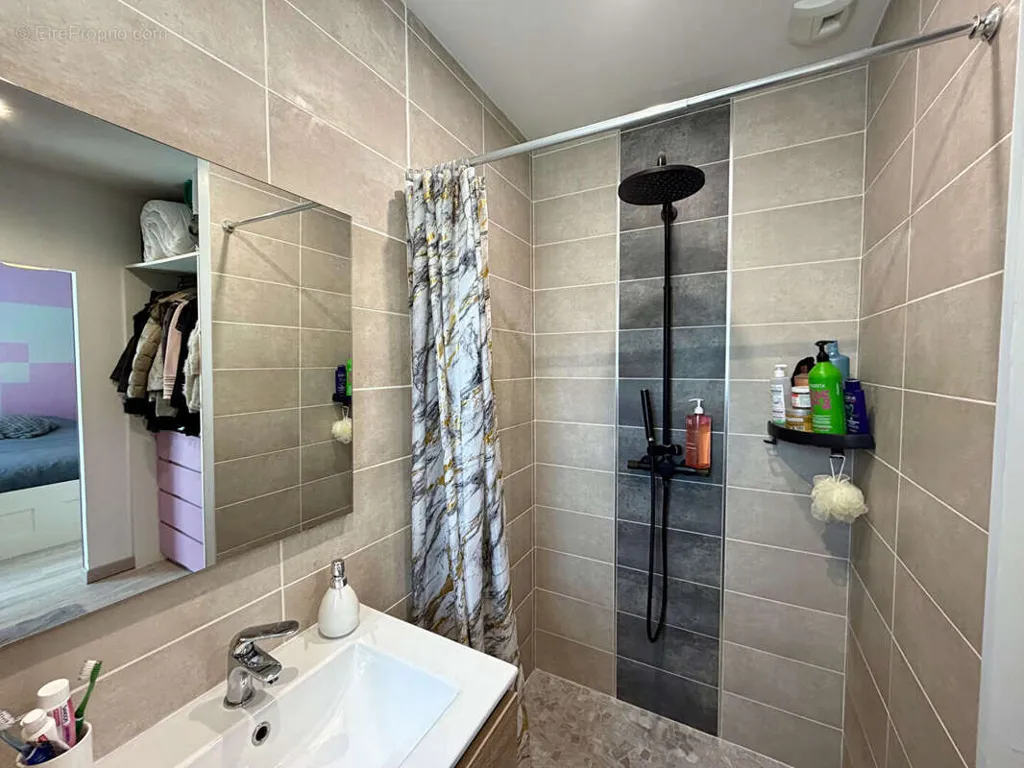 Salles de bain - Maison Moderne avec Terrasse à Libourne