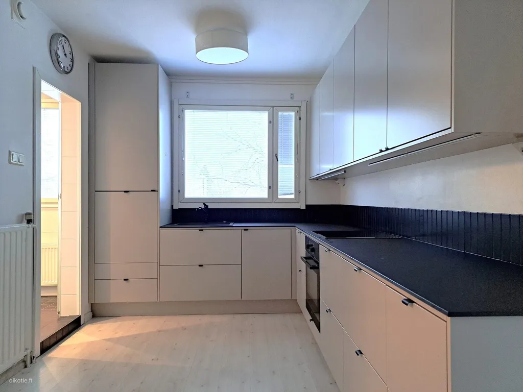 Köök - Three-Room Flat with Glazed Balcony in Nummi