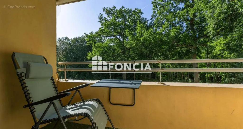 Balcony - 4-Piece Apartment with Balcony in Guyancourt