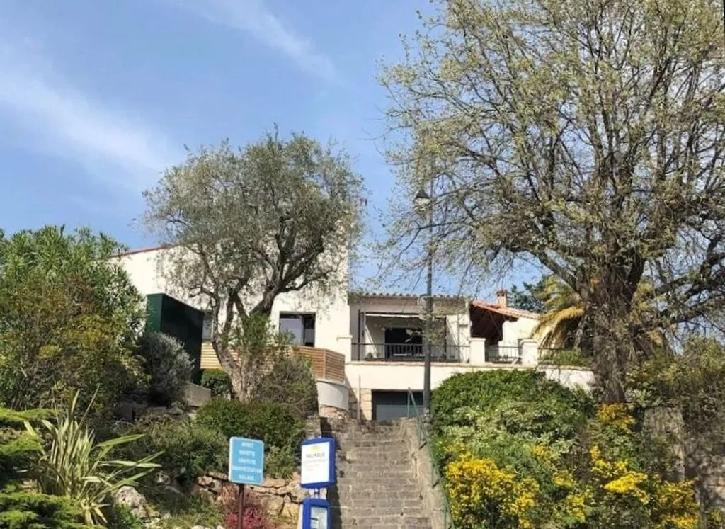 Villa Contemporaine avec Piscine à Mougins