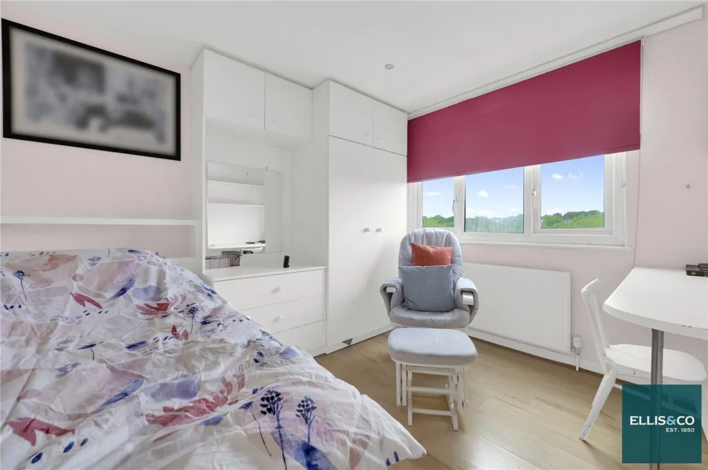 Bedrooms - 6-bedroom house in Barnet