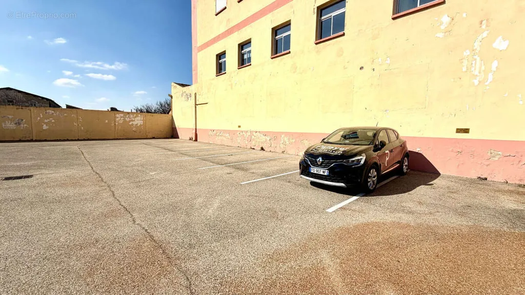 Välivaade - Office Space with Parking in Carpentras Extra Muros