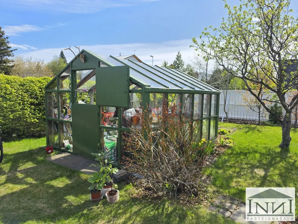 Jardin - Five-Bedroom House with Studio in Reykjavik