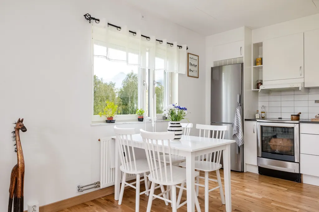 Salle à manger - Bright Two-Bedroom with Balcony in Åkersberg