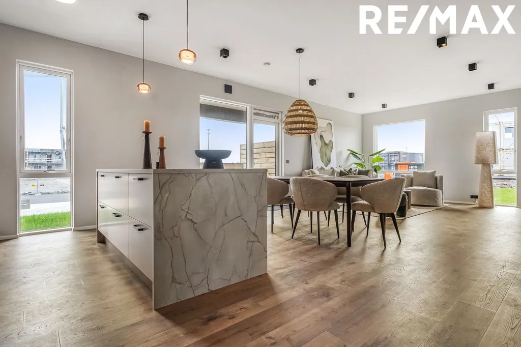 Salle à manger - 5-Bed Apartment with Balcony in Álftanes