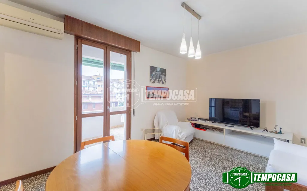 Séjour - 1960s Apartment with Double Exposure in Milan