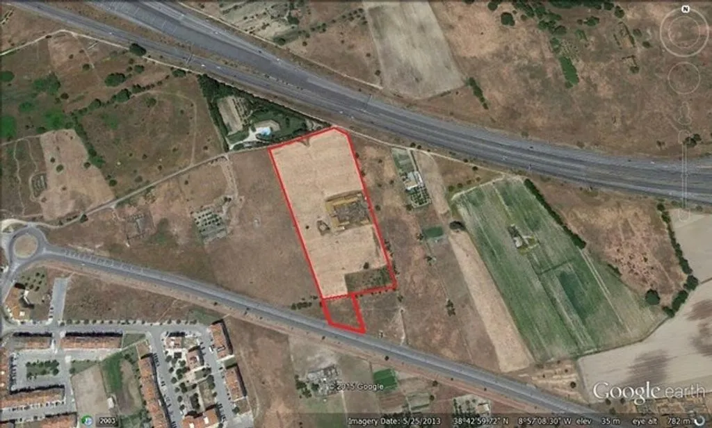 Building Land with Old Structures in Montijo