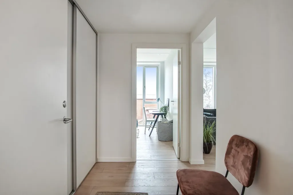 Esik - Modern Flat with Balcony in Brøndbyvester