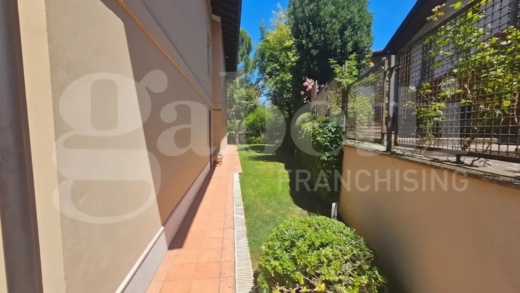 Jardin - Classical Villa with Garden in Brescia