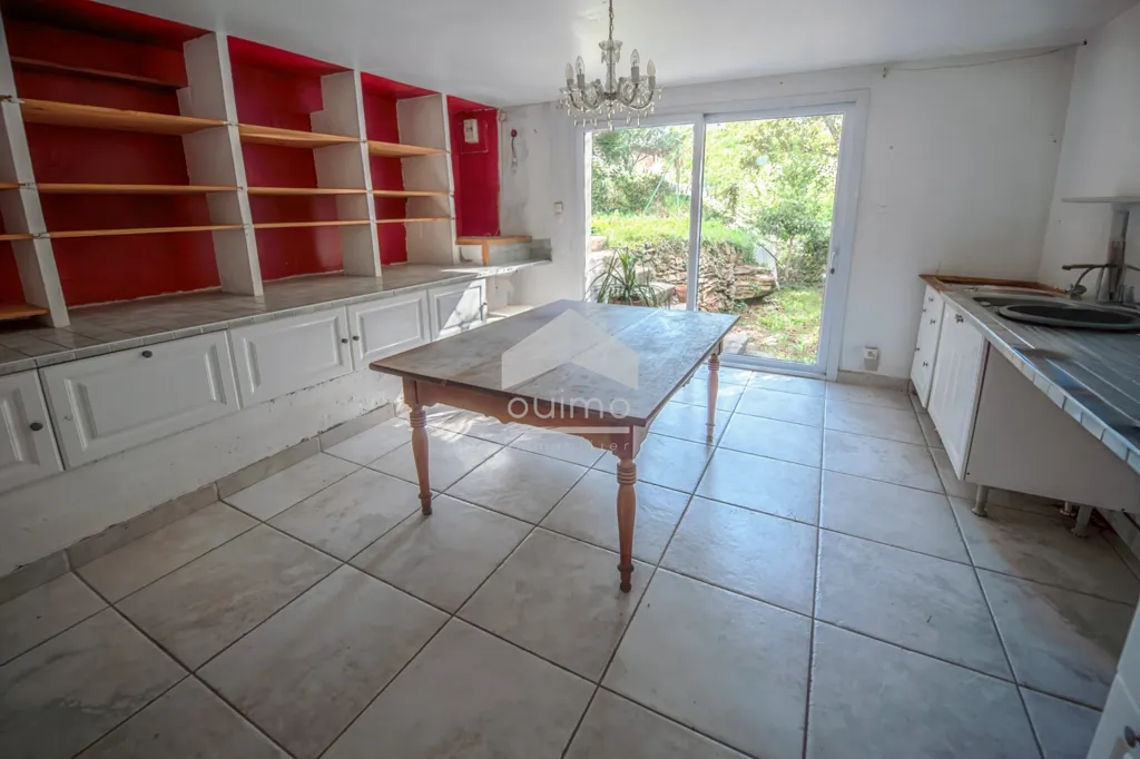 Köök - Spacious House with Garden in Vesseaux