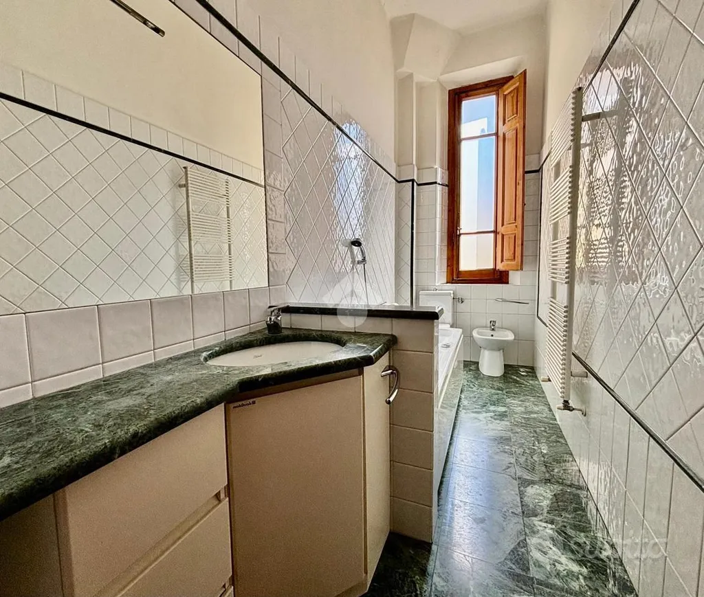 Salles de bain - 1930s Apartment with Balcony in Florence