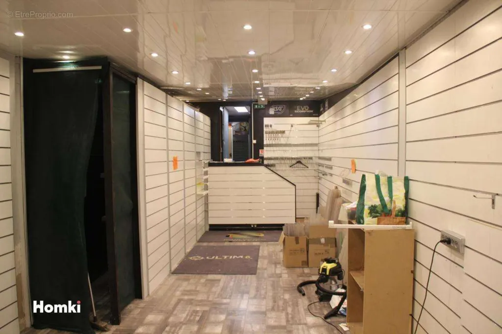 Esik - Commercial Property with Two Entrances in Libourne Centre
