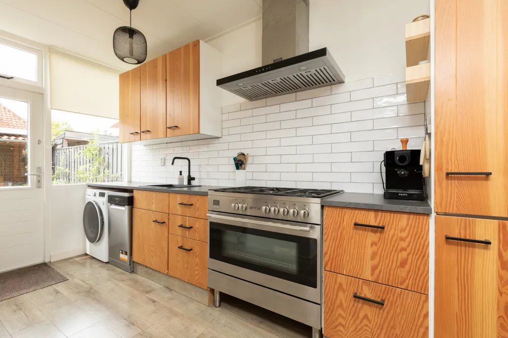 Cucina - Modernised 1930s Semi-detached House in Bolsward
