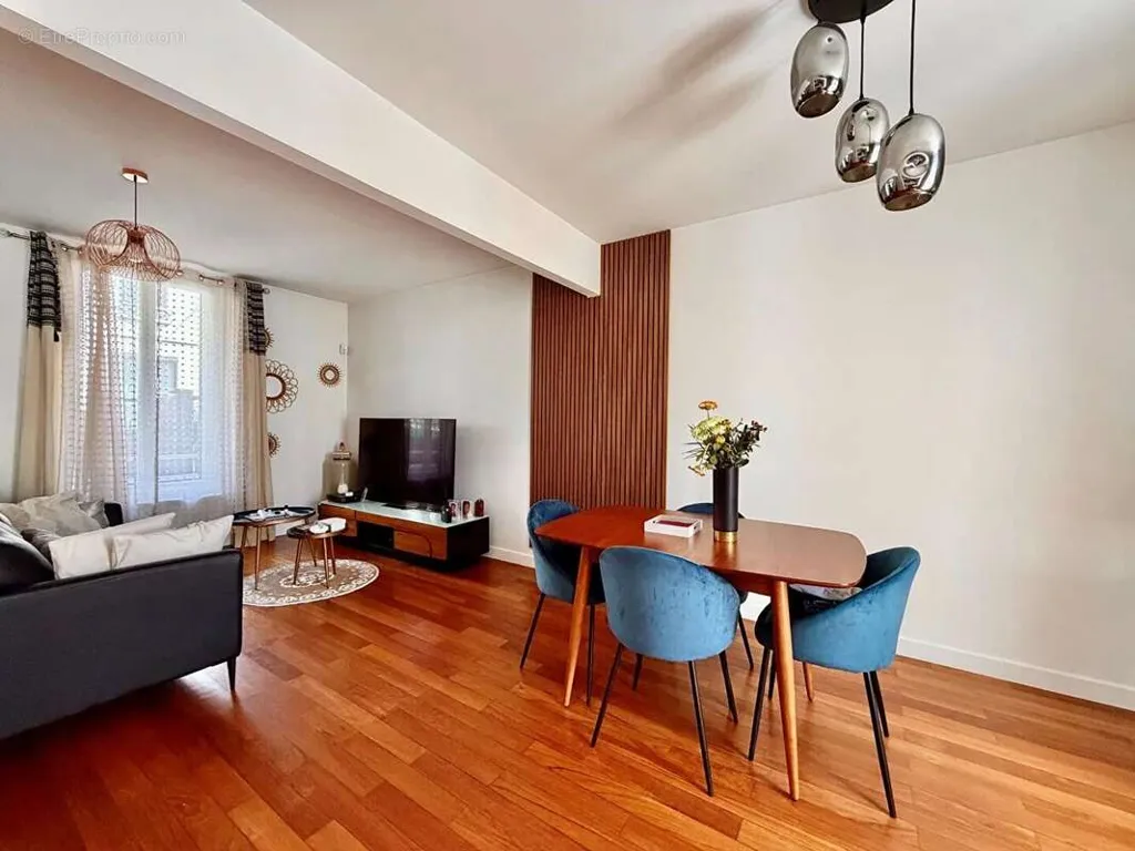 Living Room - Charming House with Garden in Colombes