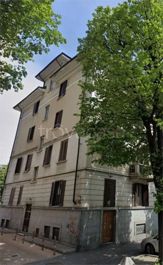 Exterior - Triplex Apartment with Balcony in Turin