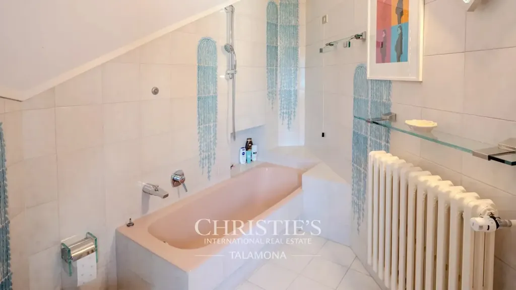 Bathrooms - Lakefront Villa with Private Park in Ranco