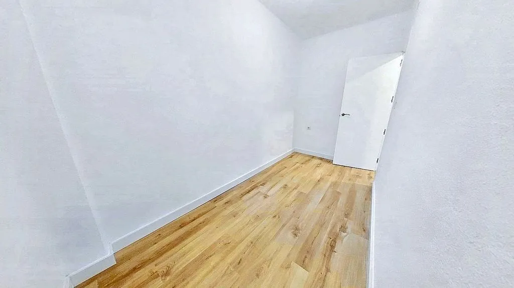 Rooms - Three-Bedroom Apartment with Terrace in Sedaví
