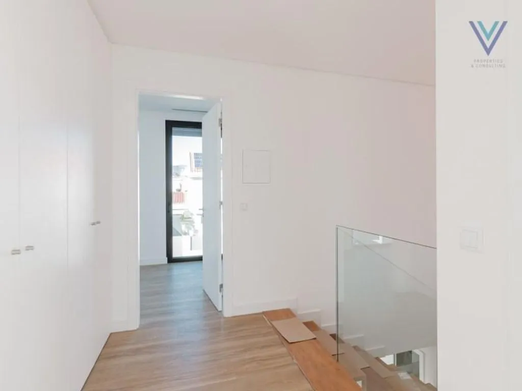 Esik - New 4-Bedroom House with Pool in Cascais