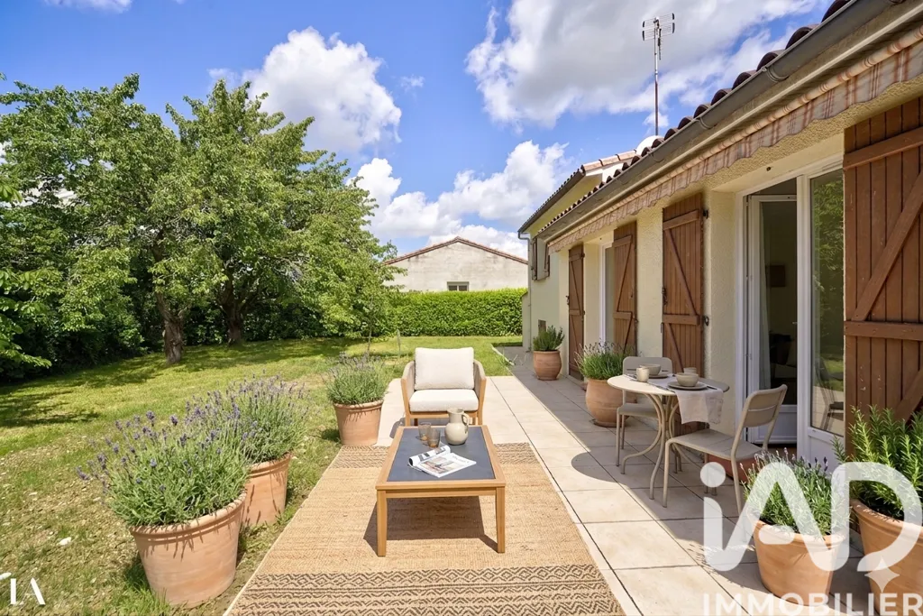 Terrace - Charming House with Garden in Péchabou