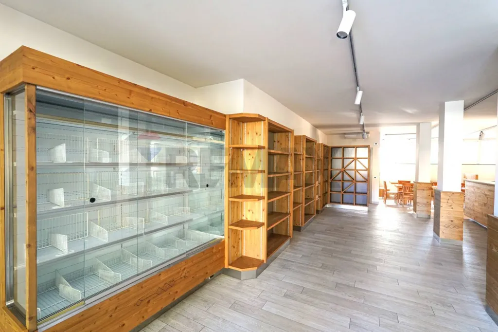 Stanze - Retail Space with Frontage on Via Roma, Valbrembo