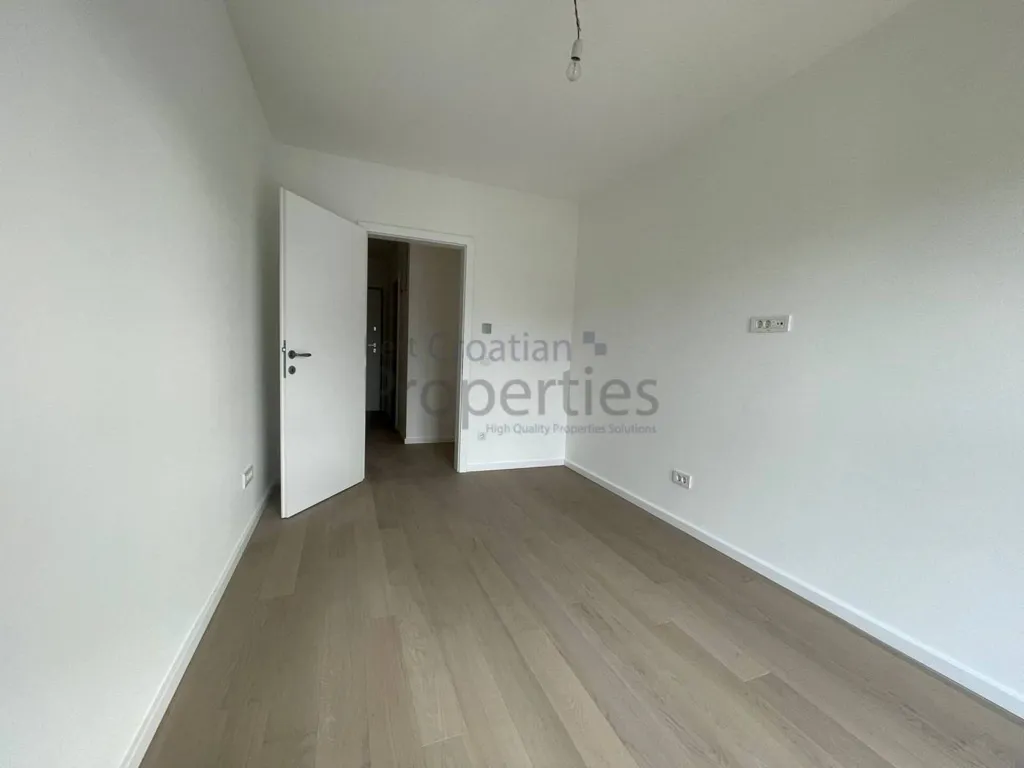 Pièces - 4-Bedroom Apartment with Balcony in Velika Gorica