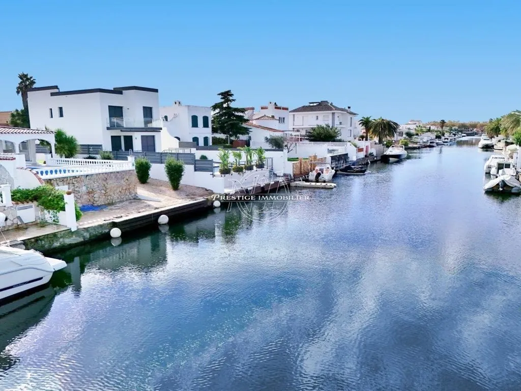 Canal-View Villa with Pool in Castelló d'Empúries