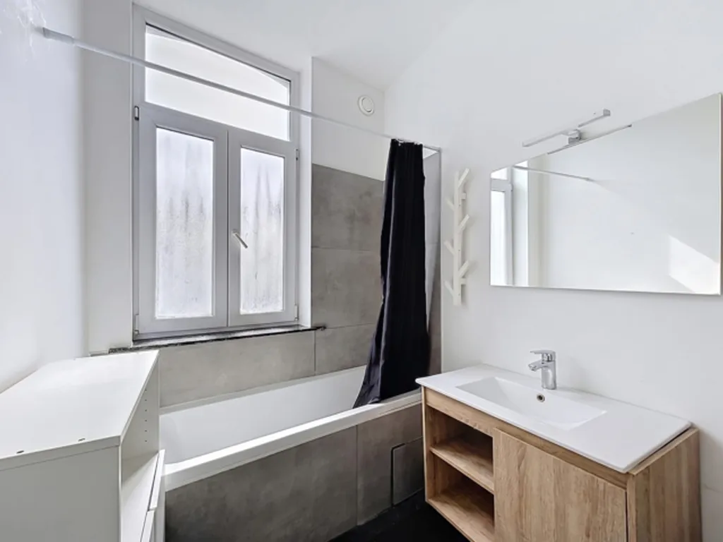 Salles de bain - Immeuble de Rapport Rénové avec 5 Unités à Louer