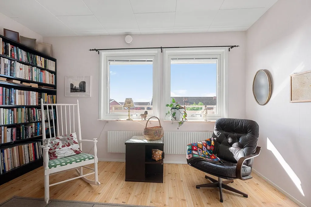 Bureau - Apartment with Balcony in Central Gisle