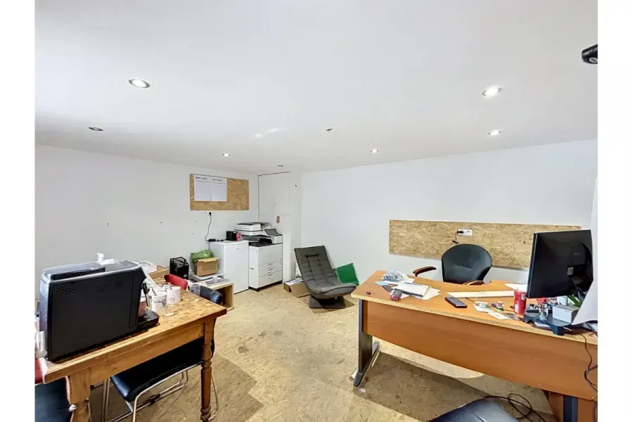 Kabinet - Warehouse with Office Space in Manage