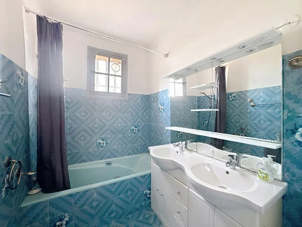 Salles de bain - Maison avec Piscine et Terrain à Carpentras