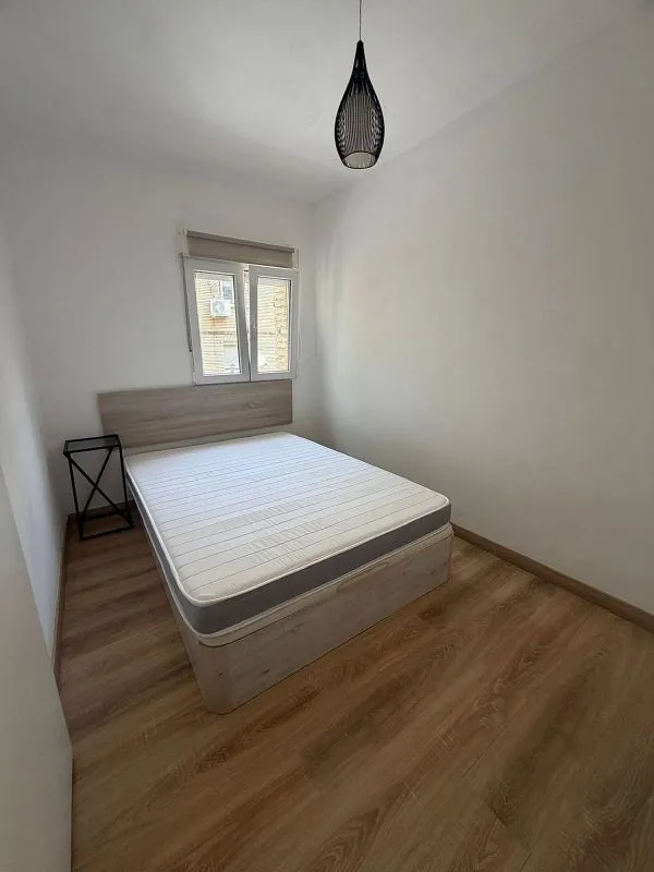 Chambres - Modernised 2-Bed Flat with A/C in Oliver