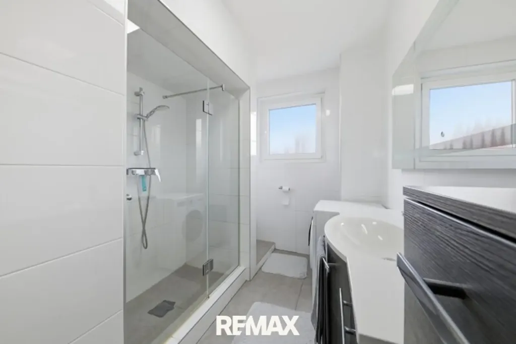 Salles de bain - Multi-Unit House with Expansion Potential in Haschendorf