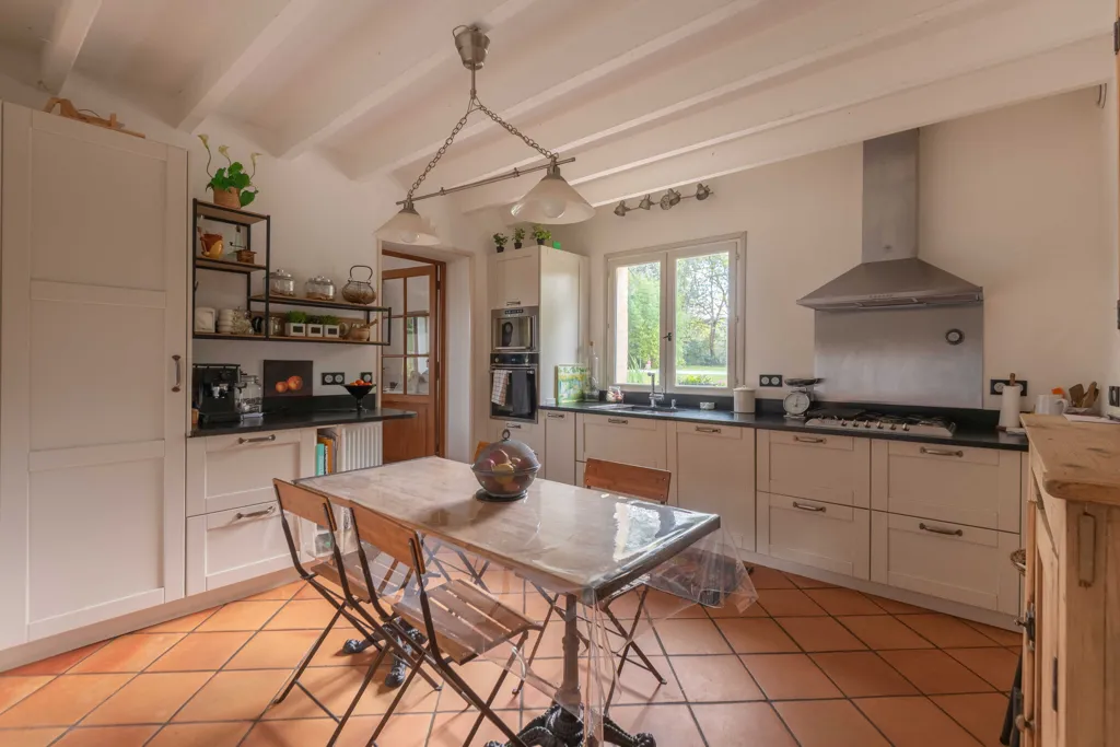 Kitchen - Luxury House with Pool near Bordeaux