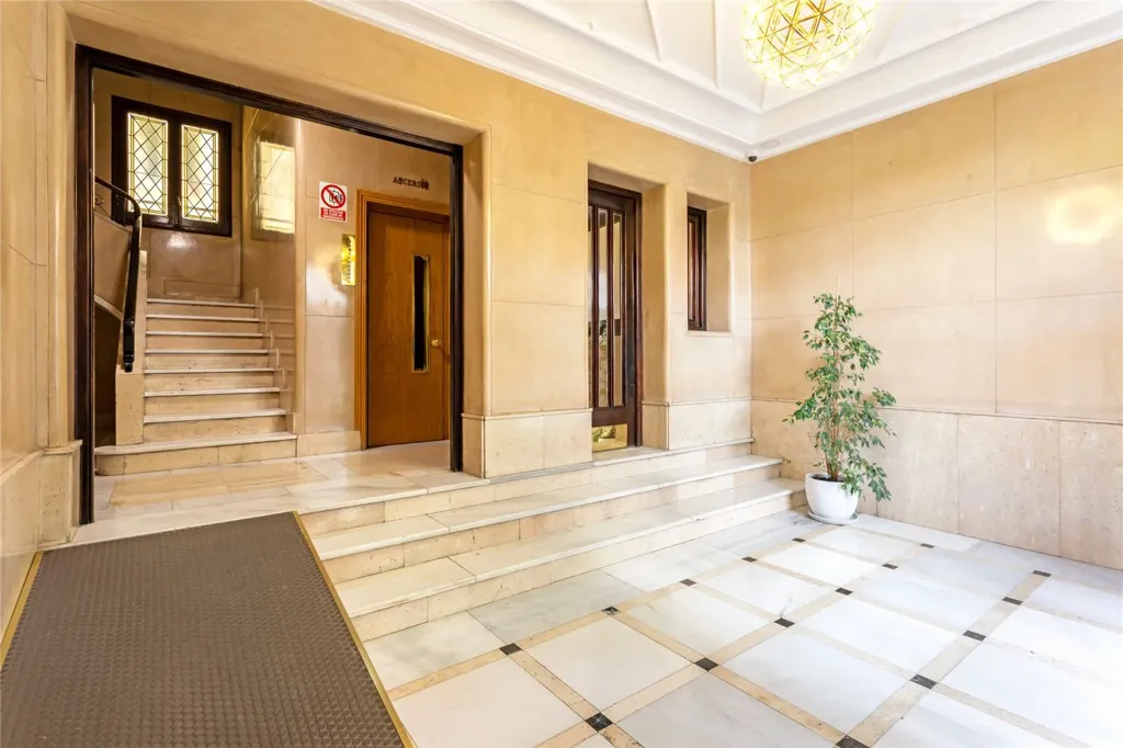 Entrée - Refurbished Residence with Concierge in Salamanca