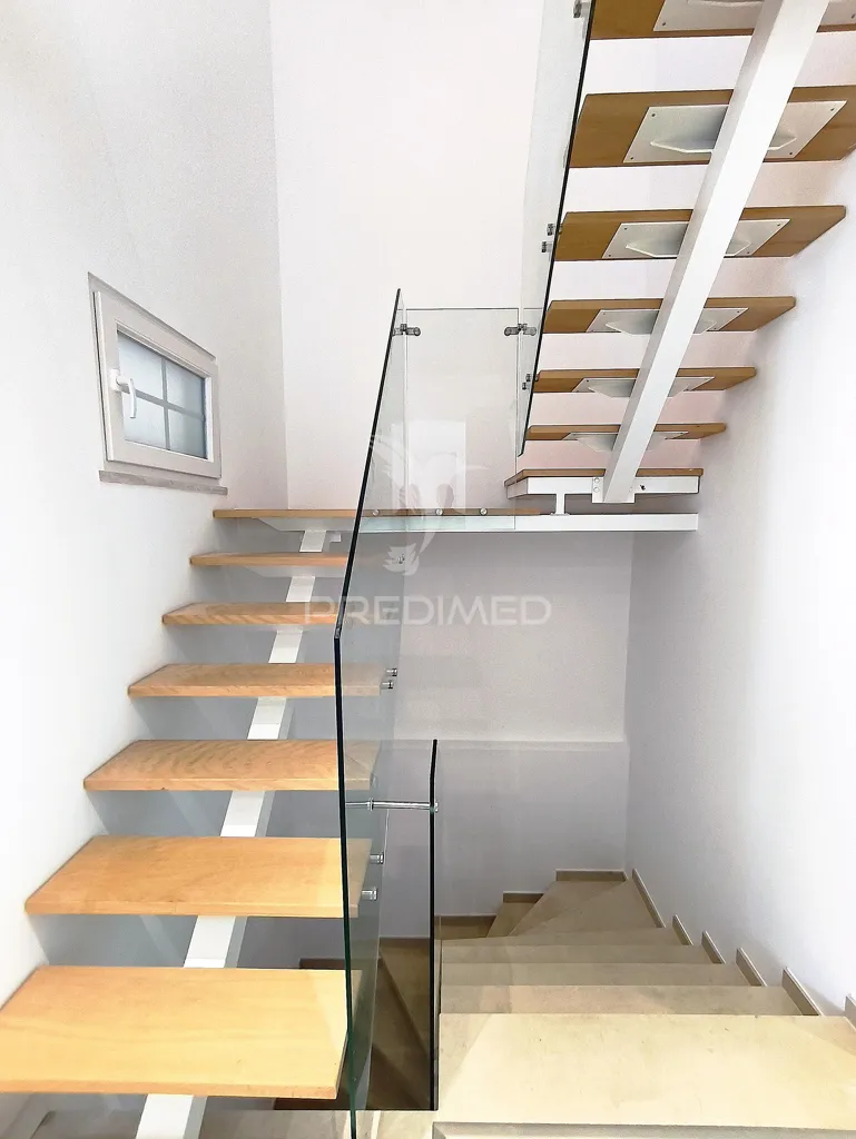 Toad - Semi-New House with Pool in Sesimbra