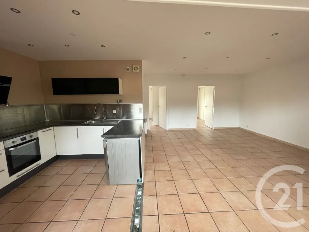 Köök - Spacious 3-Bedroom Flat in St Symphorien d'Ozon