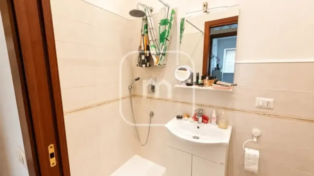 Salles de bain - Modernised Apartment with Balcony in Rome