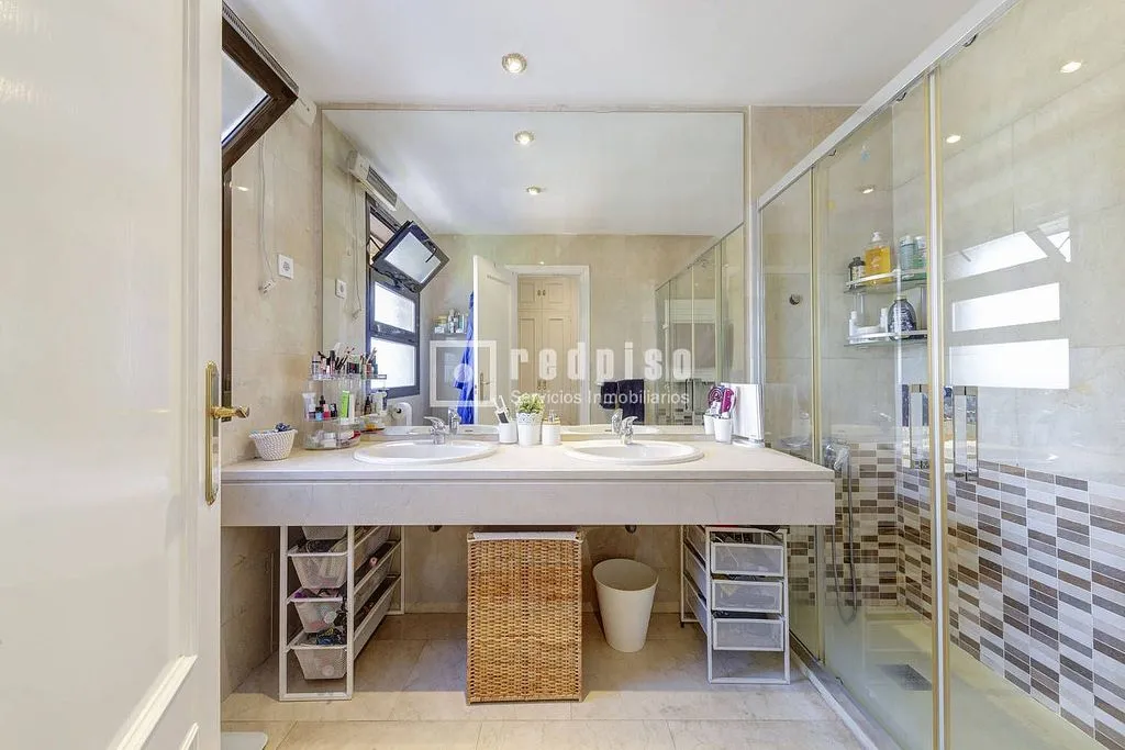 Bathrooms - Duplex with Pool and Terrace in Boadilla del Monte