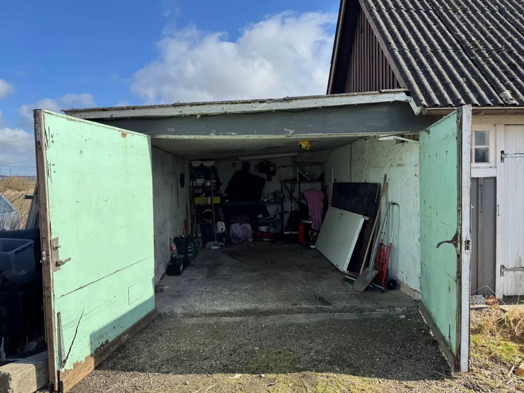 Garaaž - Villa with Renovation Potential in Malmövägen