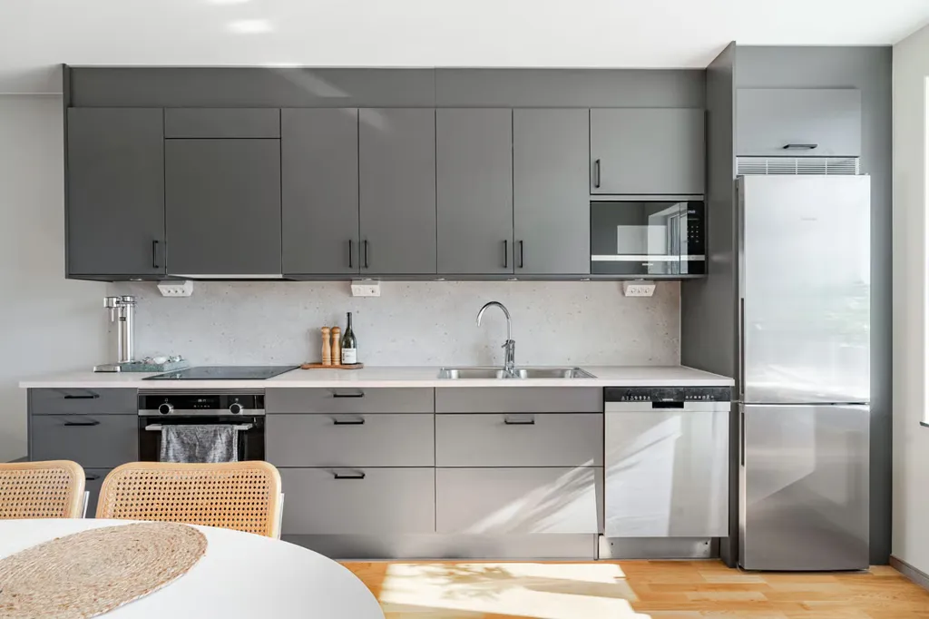 Köök - Modern 2-Bedroom Flat with Balcony in City Centre